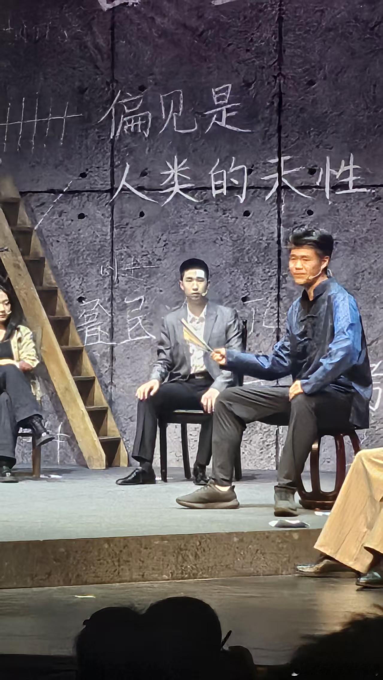 谁懂啊，当年《爸爸去哪儿》里的小不点林大竣，现在都站在话剧舞台上正经演作品了，时