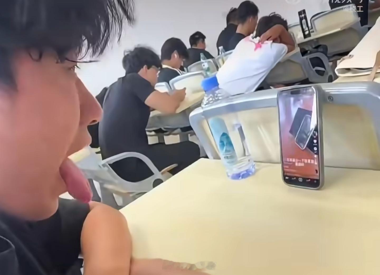 iOS26最阴的功能出现了这个吐舌头交互的功能是怎么想出来了？[疑问]像不像那啥