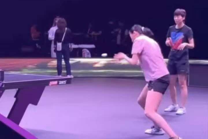 多哈训练场，曼昱当教练指导了。
        2026年第一场比赛，国乒主力人