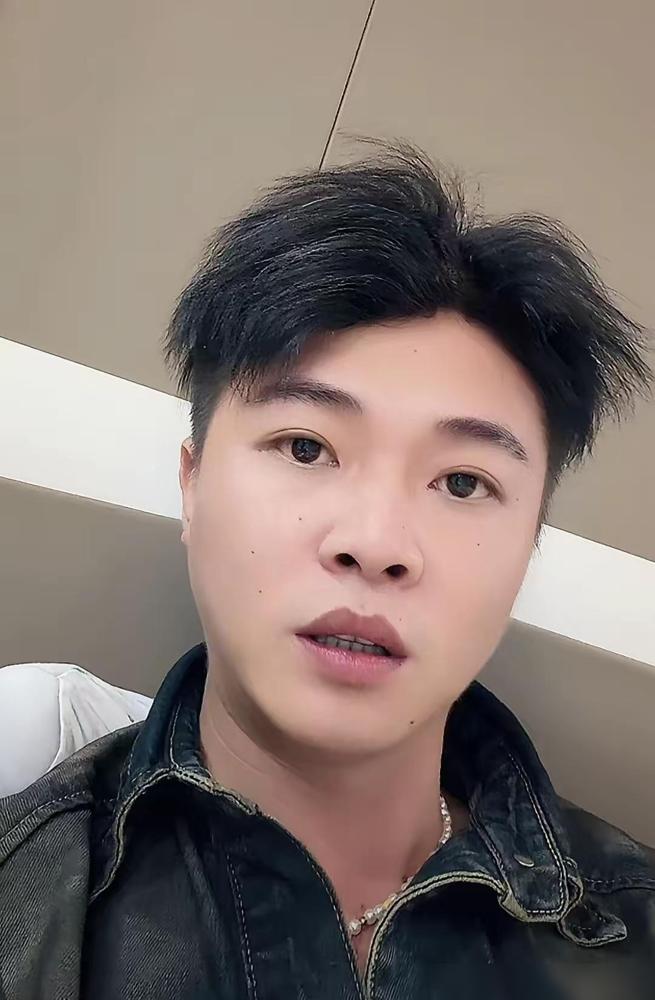 老主播许华升凌晨两点半突然开启直播，当场直接怒怼直播间粉丝，语气十分直白又生硬：
