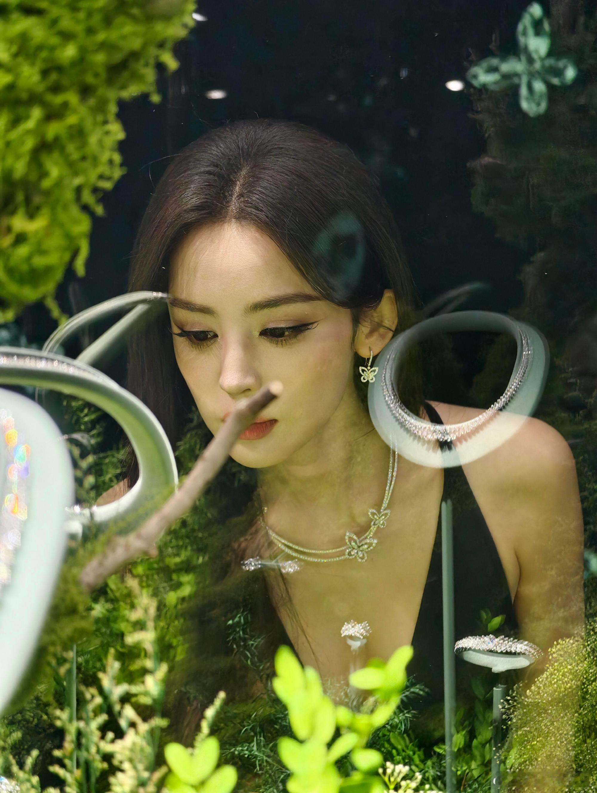 娜扎GRAFF格拉芙蝴蝶之夜生图，美神降临🖤 
