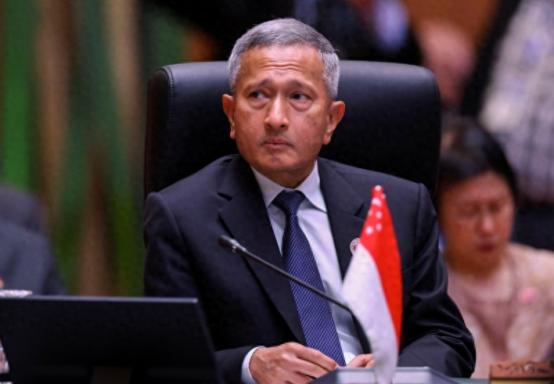 新加坡和马来西亚这俩平时凑一块儿看着挺和气的邻居，这次居然当着国际上的面就互怼，