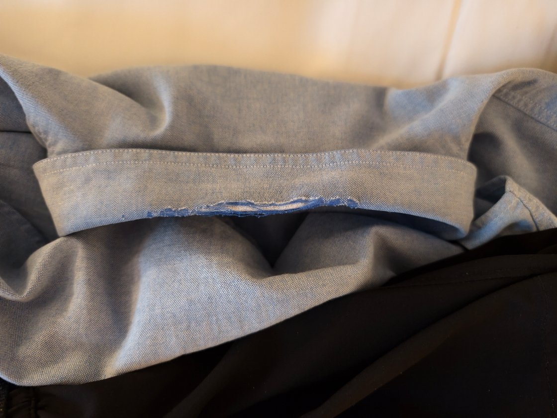 我发现人真的会变，如果是前些年，看到衣服穿破了，可能会赶紧扔了买新的。如今看到这