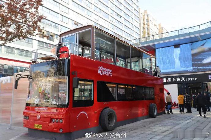 台州双层巴士变形记激活共富新动能坐着巴士看台州，从城市繁华到乡村野趣，不仅风景美