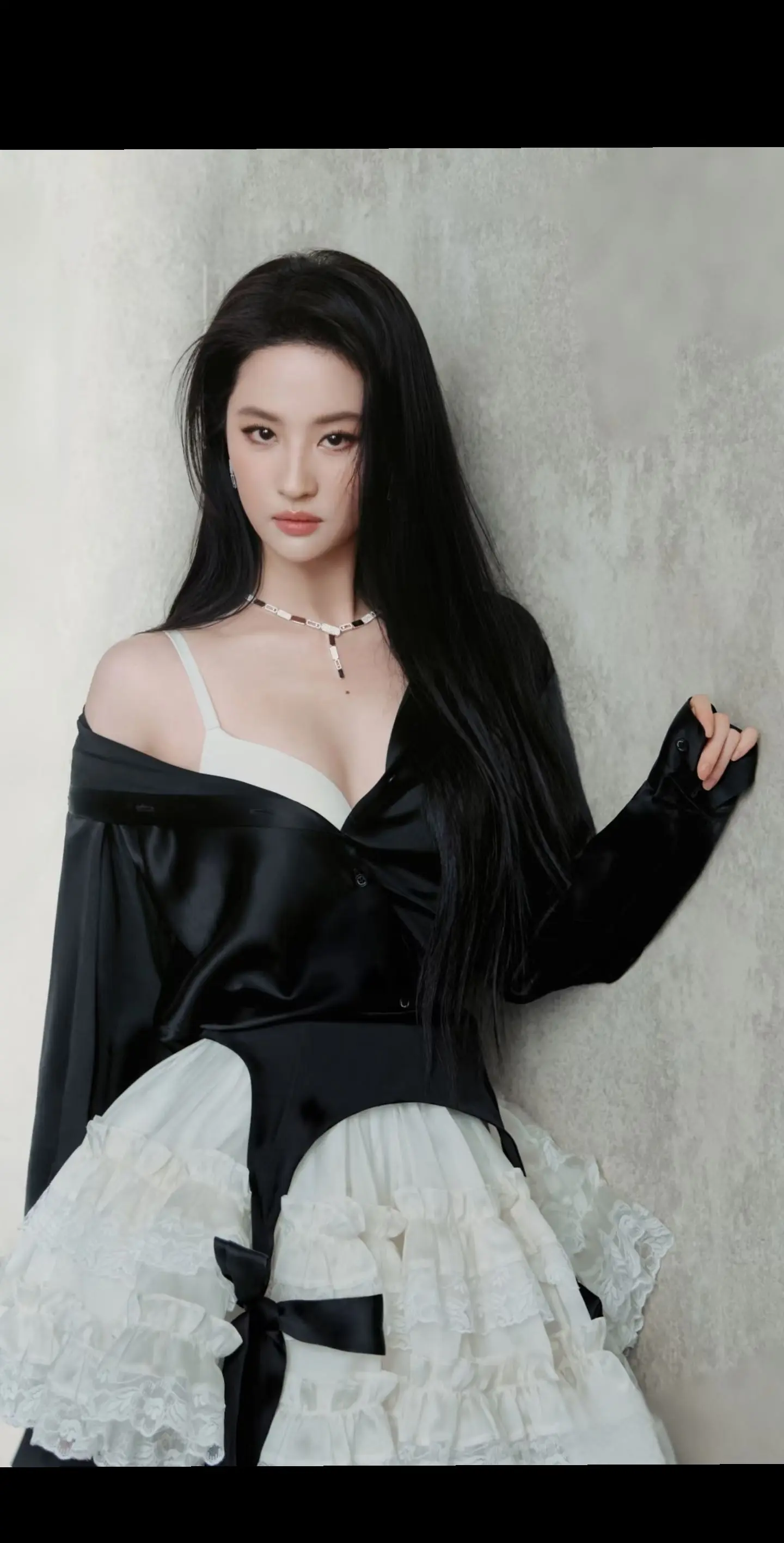 最喜欢猫人拍的这张了，有点像傲娇纯情小猫。