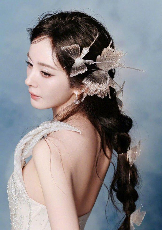 杨幂的新造型真的太美了，与以往那种端庄成熟感不一样的是，更像一个轻快的女孩儿，轻
