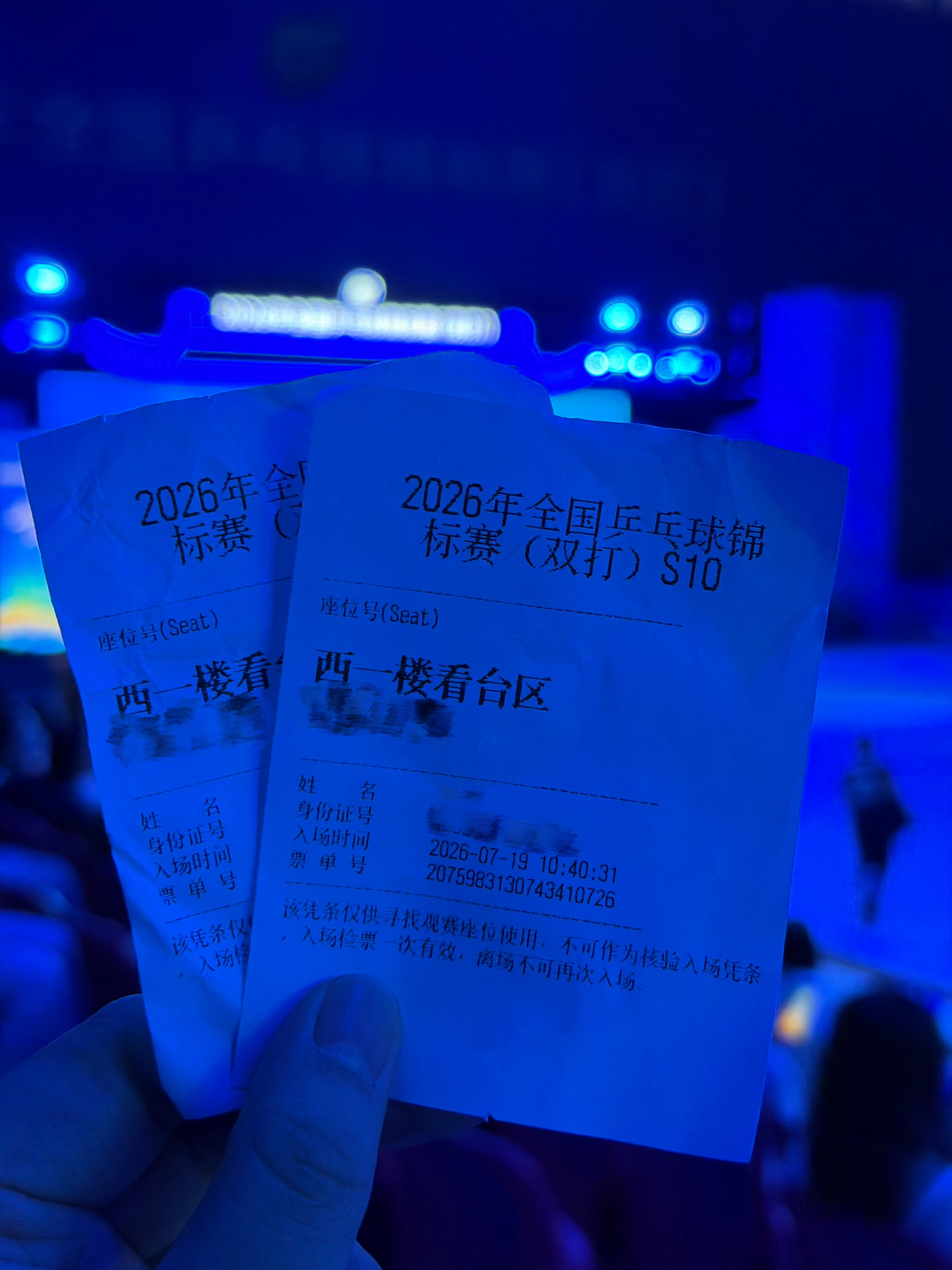 在西区今天来很晚，所以喉糖等下午谁在附近也可以来找我拿那份🎁 