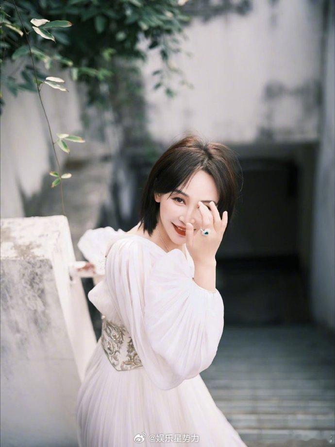 岳丽娜突发身体不适住院 岳丽娜因身体突发不适紧急住院治疗，原定活动由导演方旭代为