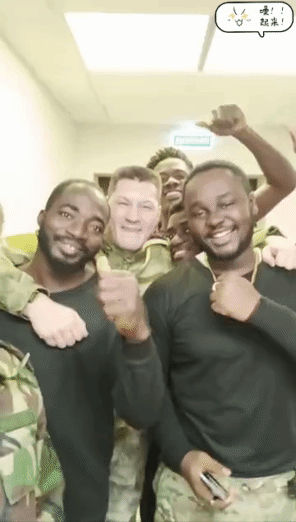 俄军中的第三世界志愿兵越来越多，一大群志愿兵聚在一起拍视频，不少来自非洲的。相信