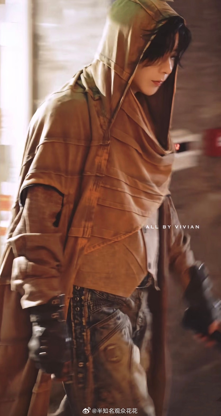 刘宇宁沙丘废土斗篷造型刘宇宁沙丘造型开推4上班路透 真神驾到 