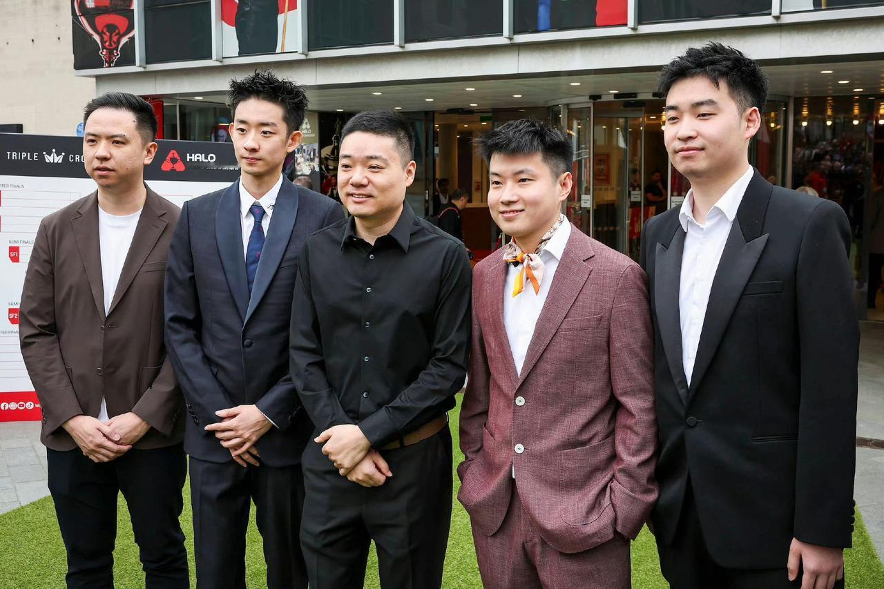 看图，斯诺克世锦赛中国五人组，以老将丁俊晖为中心，个个神采飞扬，气度不凡。

不