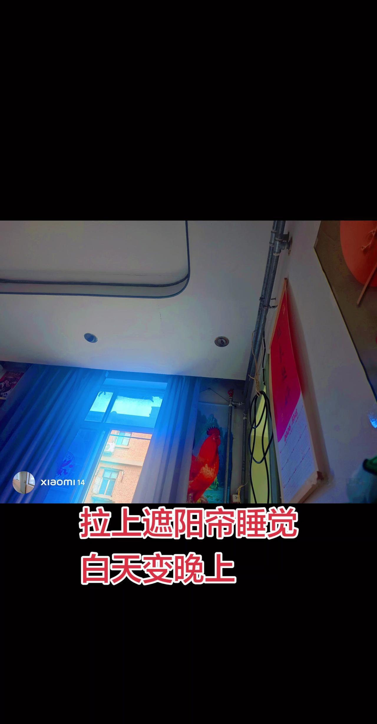 房间乱糟糟的，很多东西还没收拾好。
