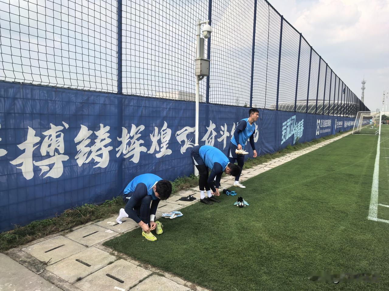 武汉三镇举办球迷开放日 中期引援补强加速进行中

6月16日下午，武汉三镇举办球