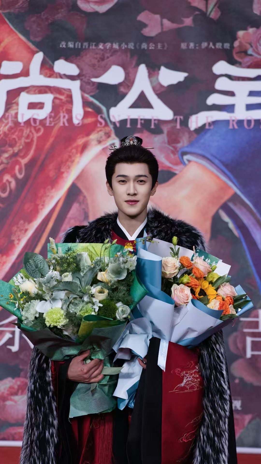 李昀锐言尚杀青捧花照李昀锐尚公主杀青捧花照李昀锐尚公主杀青捧花照 好帅的小林 