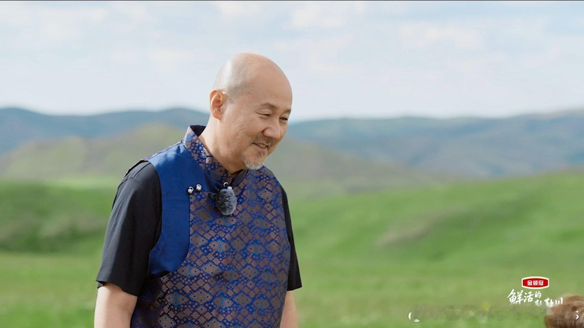 腾格尔在金领冠慈祥微笑在线营业，沉浸式当专属观众，看着陈伟霆体验马头琴演奏。长辈