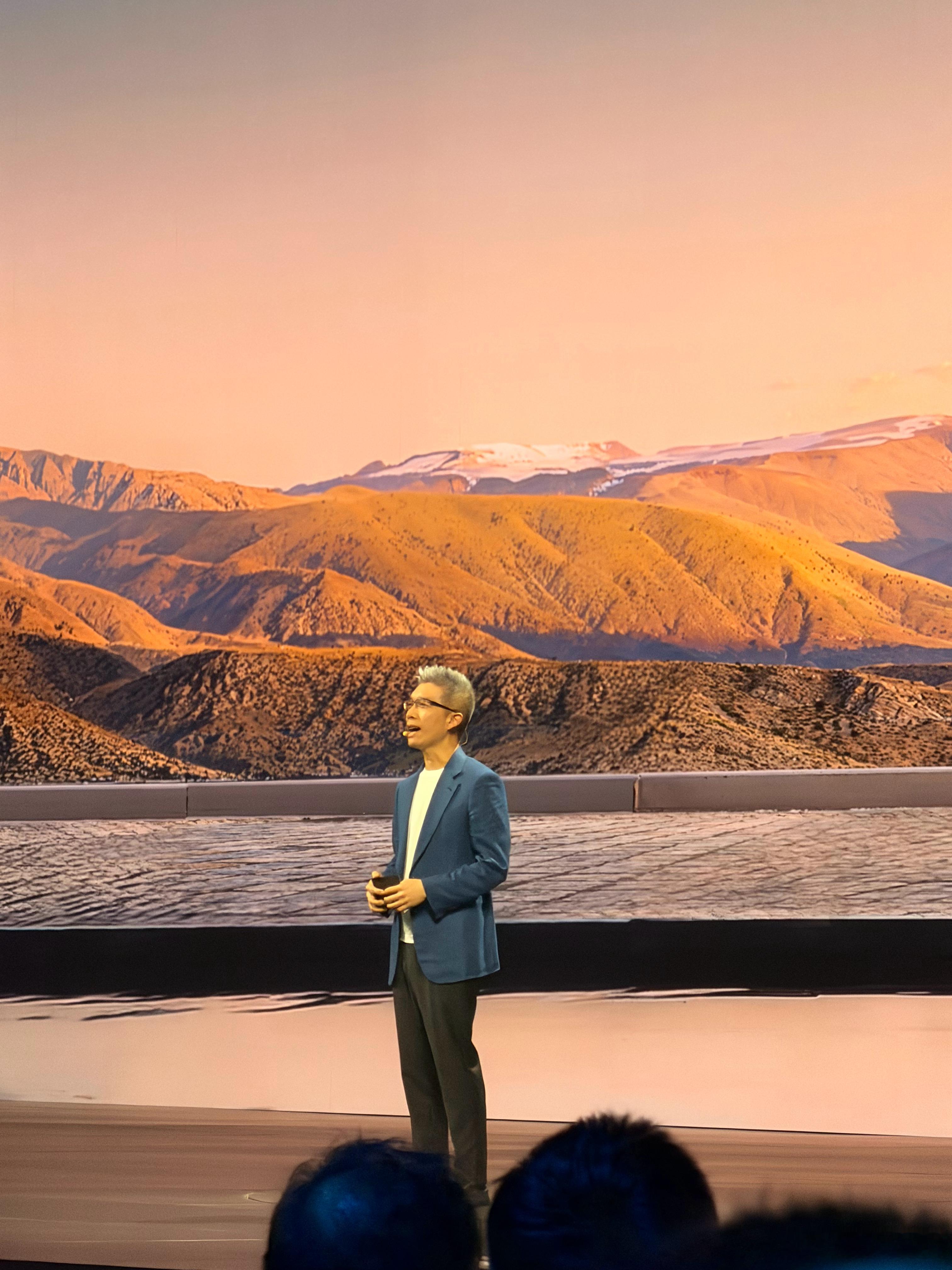 小鹏GX发布会外面就是测试场地小鹏GX把四大安全测试场搬到发布会