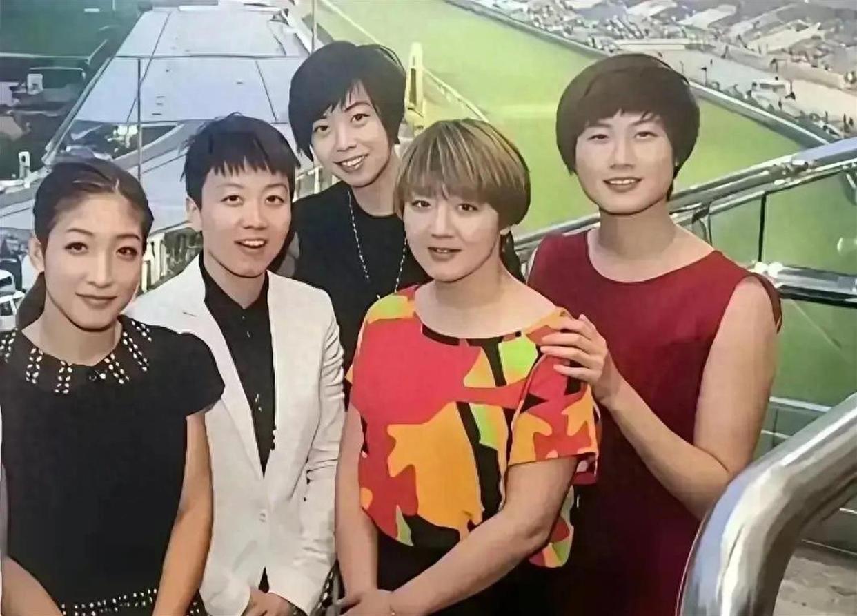 女乒4大顶流同框照：张怡宁浅笑安然，丁宁冰肌绛衣；陈梦金发凤眸，刘诗雯双瞳剪水，