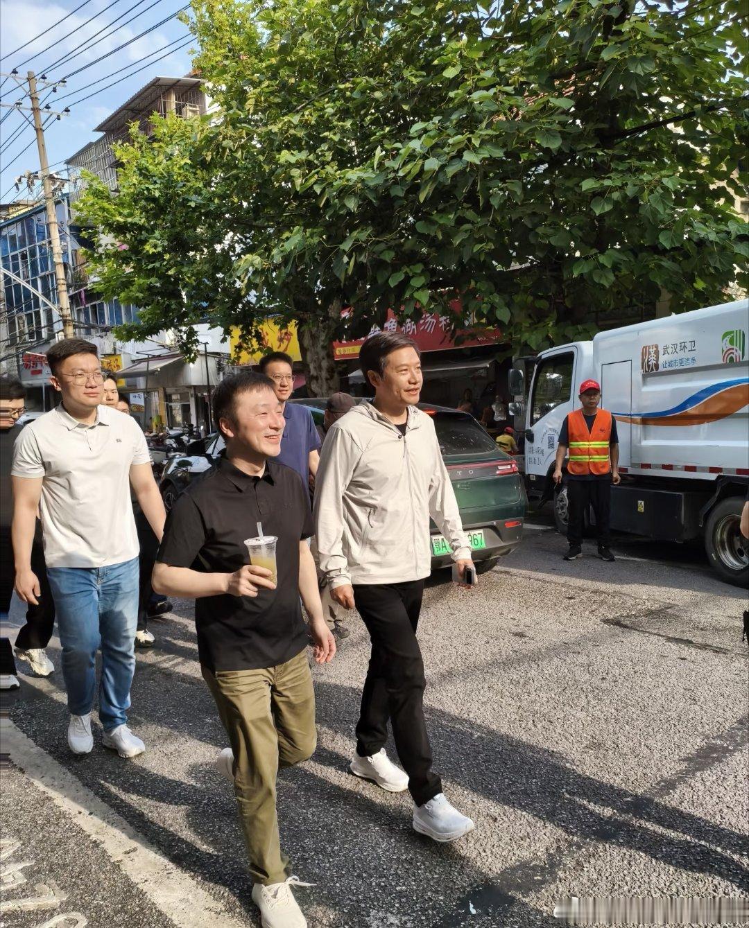 雷军在武汉吃早餐，好像没看到保镖之类？ 