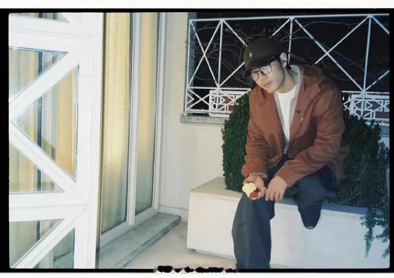 肖战ins终于更新了！酷哥范儿十足，氛围感拉满了