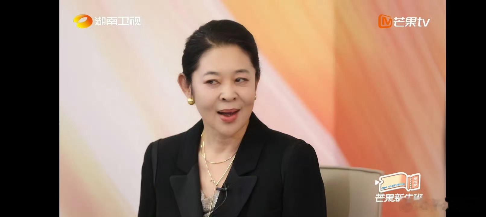 #倪萍喊芒果新人孙子孙女# 有些温柔是会从骨子里散发出来的，正如倪萍老师在采访当
