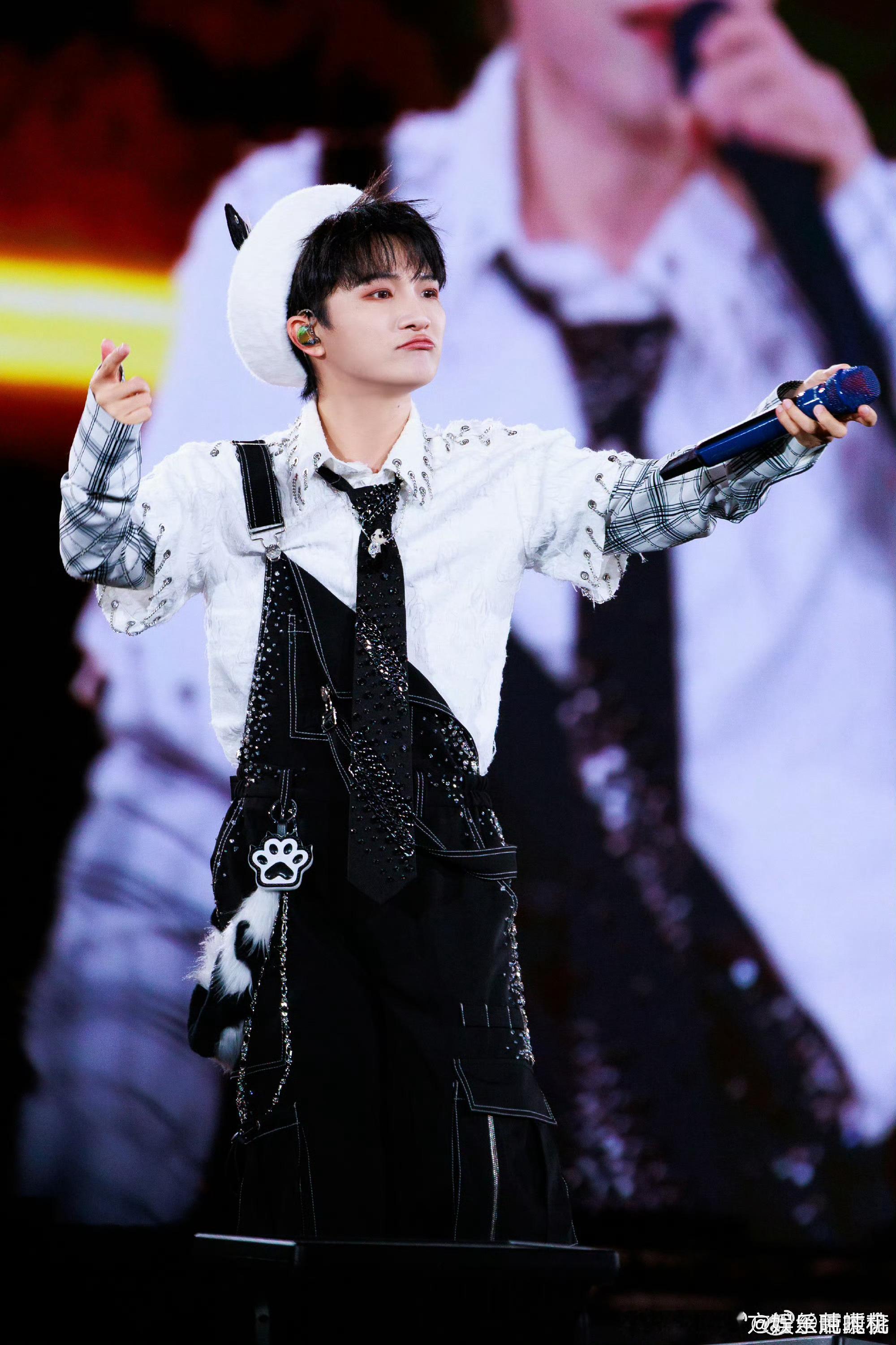 周深奔腾万里埋了彩蛋 不得不说周深真的很用心。《奔腾》和《万里》不仅是两首好听的