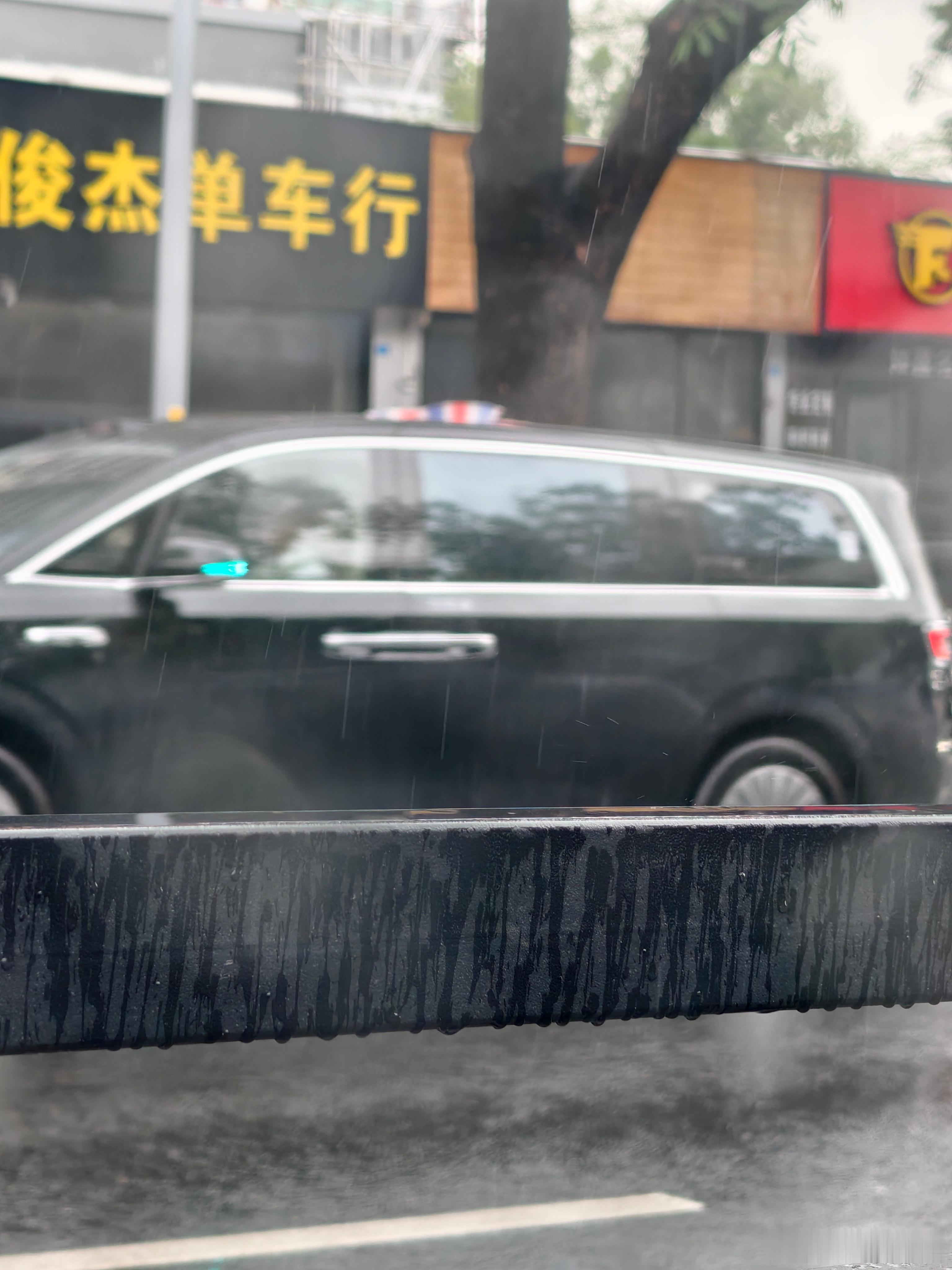 雨中的广州城，首见野生的智界V9，第一次路遇就是开着小蓝灯在旁边一个狭窄辅导上经