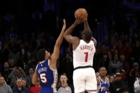 快船记者吐槽联盟裁判，当所有人都知道哈登在投篮的时候被犯规了，但是只有当值裁判看