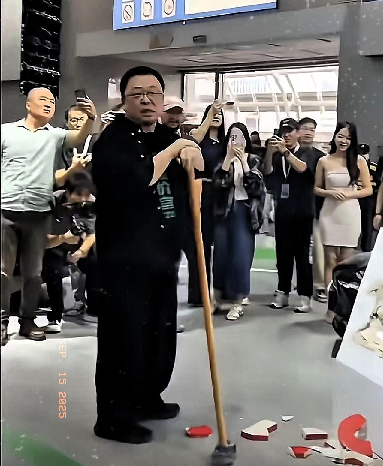 这西贝和罗永浩的“预制菜大战”真是越来越精彩了！本来老罗都准备鸣金收兵，转头忙自