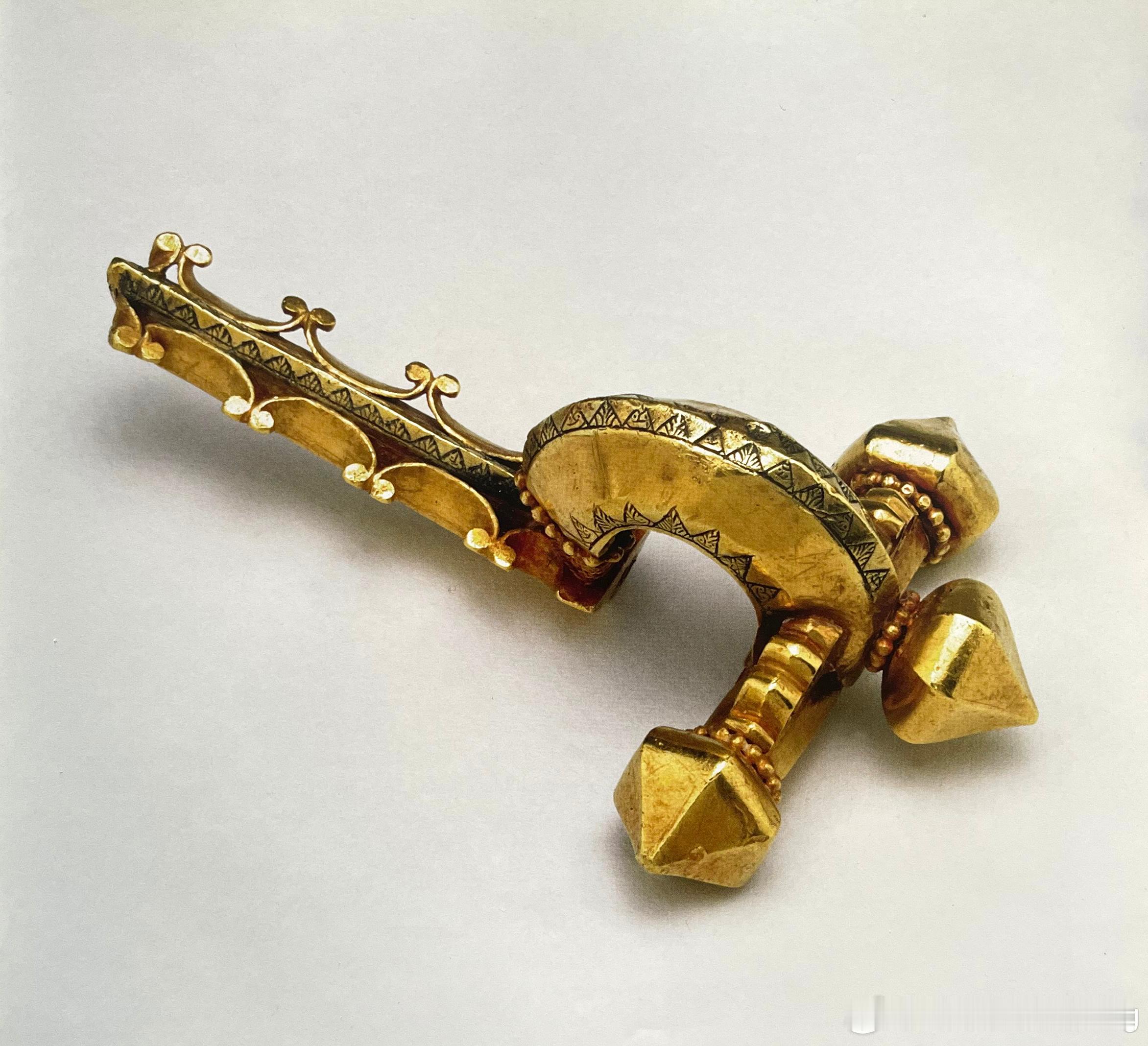 中世纪早期艺术  Early Medieval Art   十字弓胸针  Cro