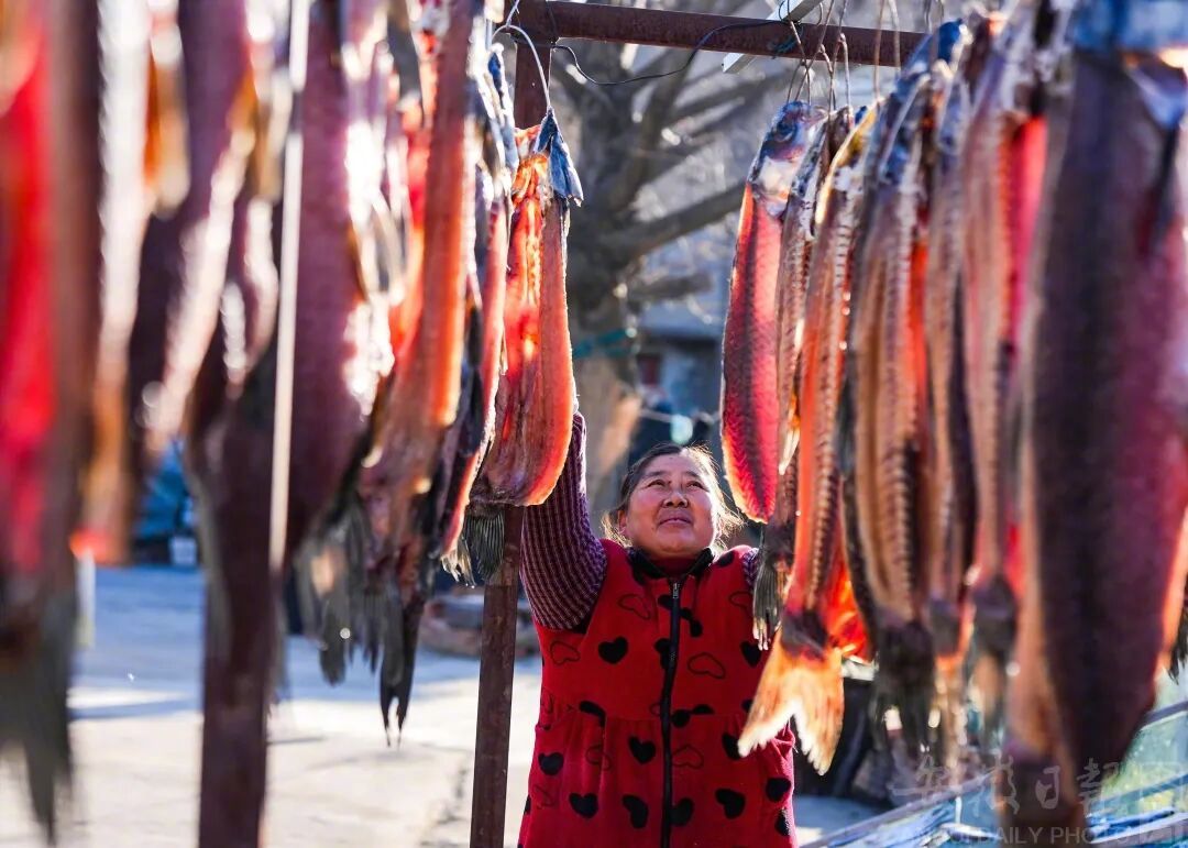 #腊味在年味就在#【安徽时评 #一口腊味就是年# 】马年春节临近之际，皖北迎来一