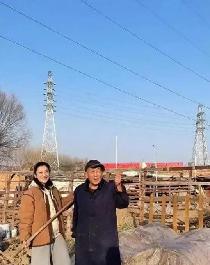 北京顺义别墅区，51岁梅婷晒出一把羊粪，瞬间把娱乐圈的精致滤镜撕了个粉碎——别人