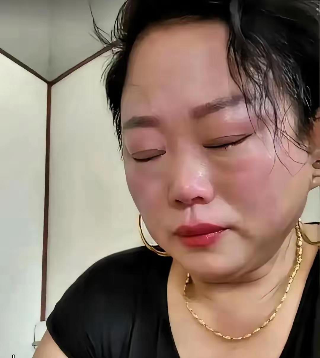 葬礼上，公婆当着全村人的面，对着怀有四个月身孕的儿媳妇许下承诺：只要把孩子生下来