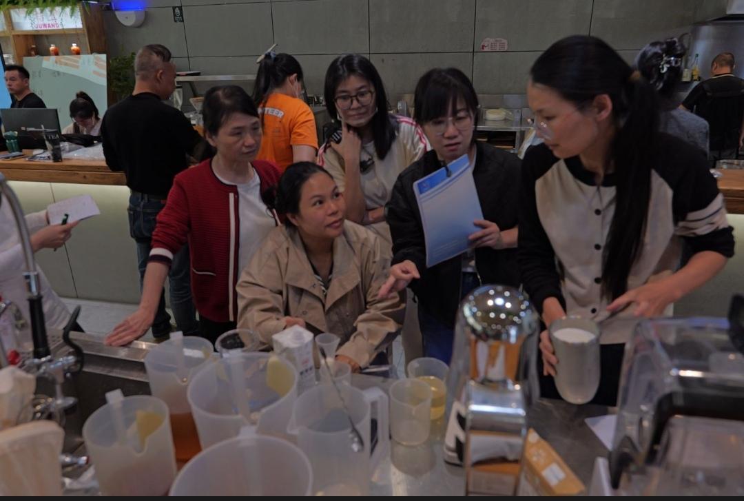 《七律～饮品培训》

济世咖啡制作来，
三秋木马圣君回；
传家可乐交流去，
一半