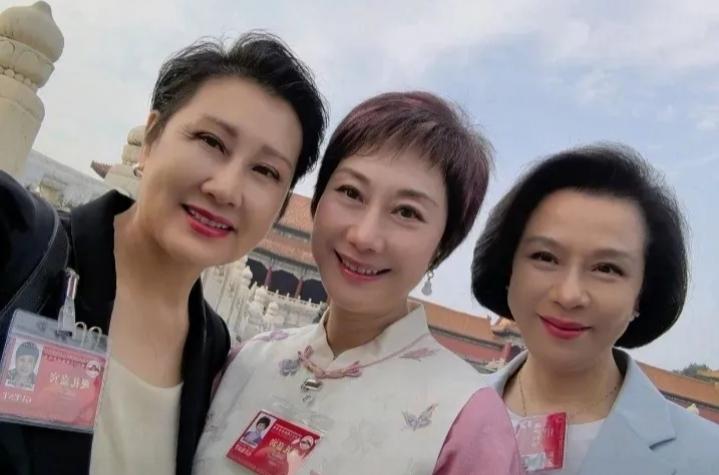 参加阅兵式观礼的三位美女，我认出两位分别是京剧表演艺术家高圆圆和北京戏曲家协会副
