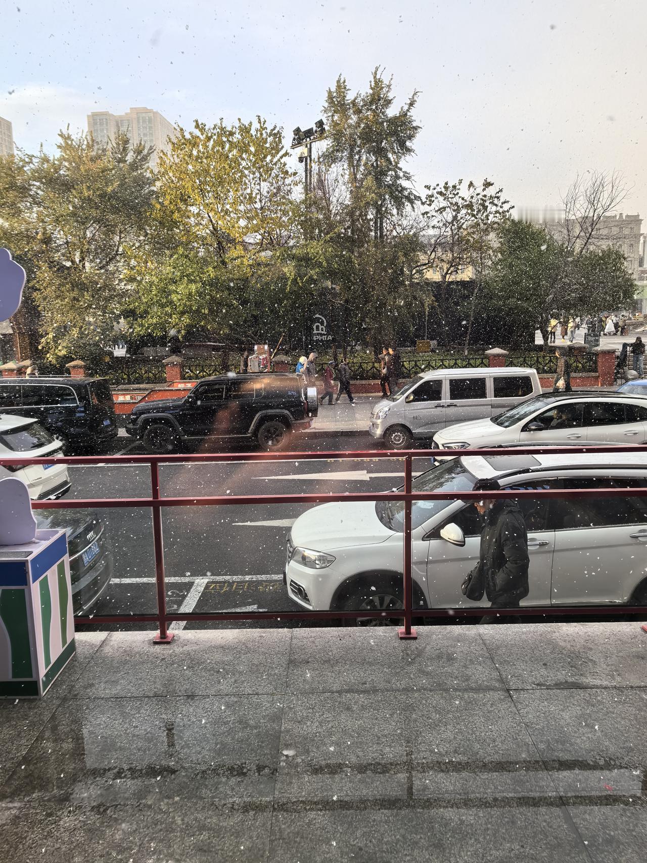 哈尔滨，圣.索菲亚教堂。

刚才忽然飘起了小雪，现在又放晴了…
这杯瑞幸咖啡太值