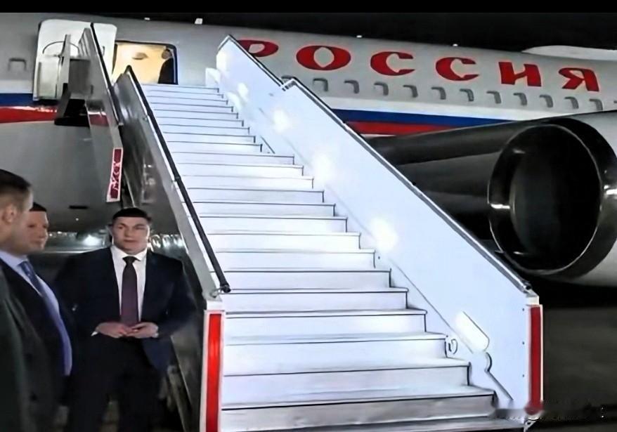 俄罗斯总统普京抵达新德里，莫迪亲自到机场迎接。