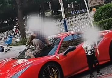 云南昆明一位车主遇上了特别闹心的事，自己花 360 万买的红色法拉利，规规矩矩停