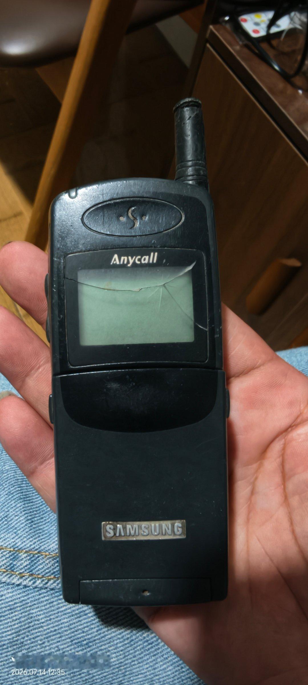 今天回老房收拾东西，翻出了我25年前用的📱，满满的回忆呀！在当时的那个年代，这