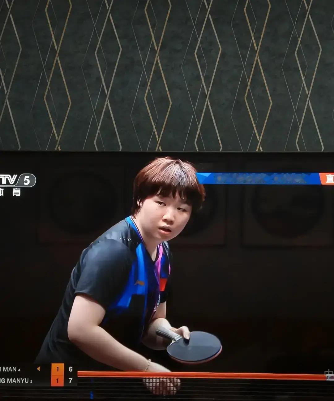 蒯曼打球不赶时间，但脑子转得快。
 
别人靠速度，她靠算计。每局打完立刻改招，像