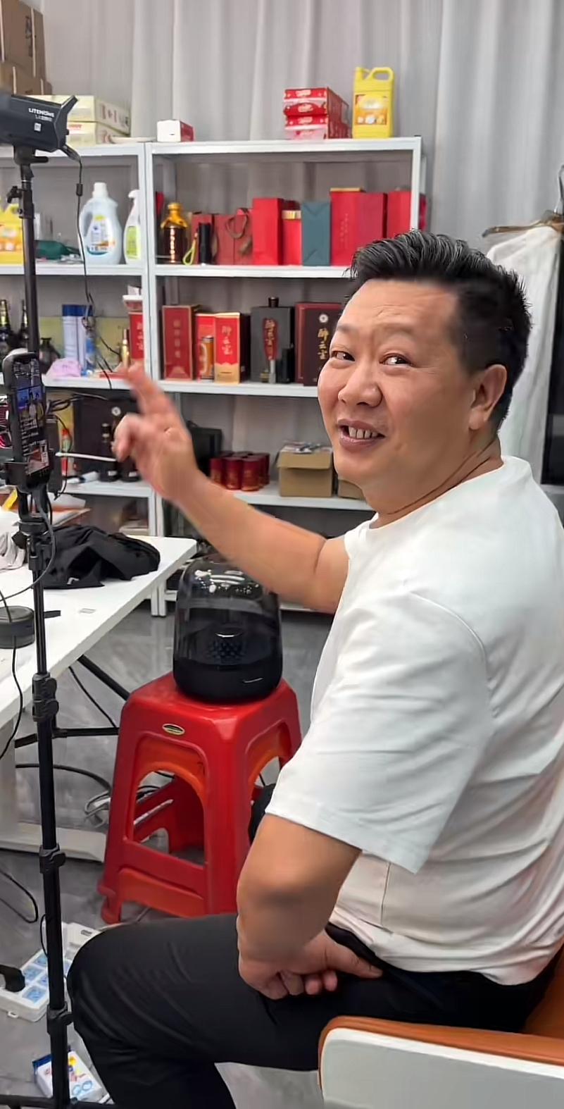 张大炮的儿子，一战成名，两个小时卖了10000件衣服，昨天炮哥抽着软中华香烟给儿