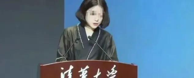 清华讲台，翁帆还没开口，衣服先替她说了话！她一出现，目光就被那身打扮勾住了。站在