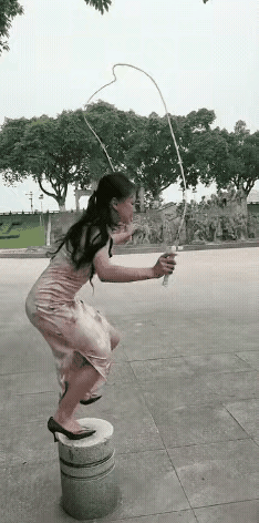 这个女子啊，认知太低了，玩这种危险的游戏，根本就没有考虑可怕的后果，假如她的嘴巴