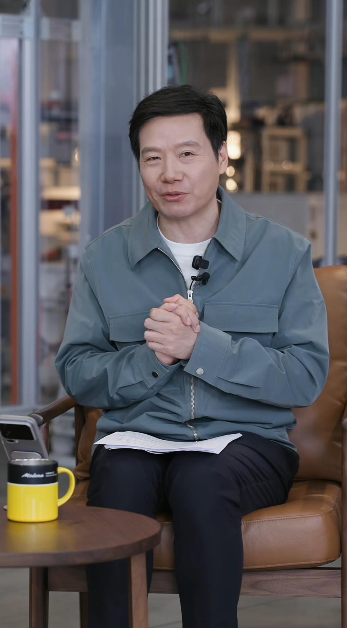 2月27日晚，小米创始人在直播间呼吁，二排乘客也要系安全带。

雷军介绍，新一代