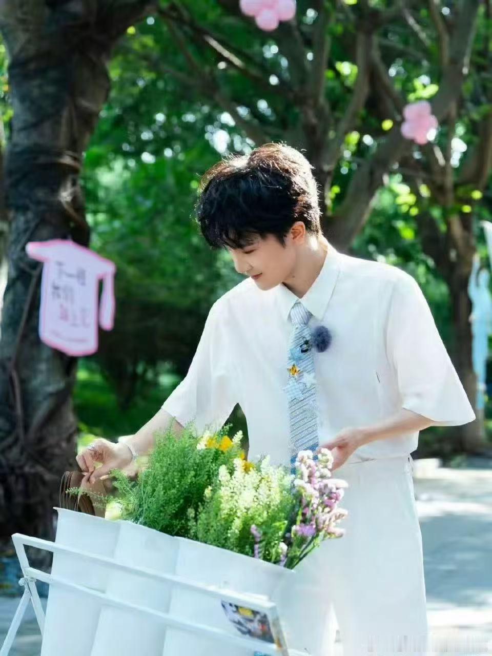 周深绝对不会让助理系鞋带的 B站永远22毕业歌会褪去光环依旧朴素谦和，从不依仗身