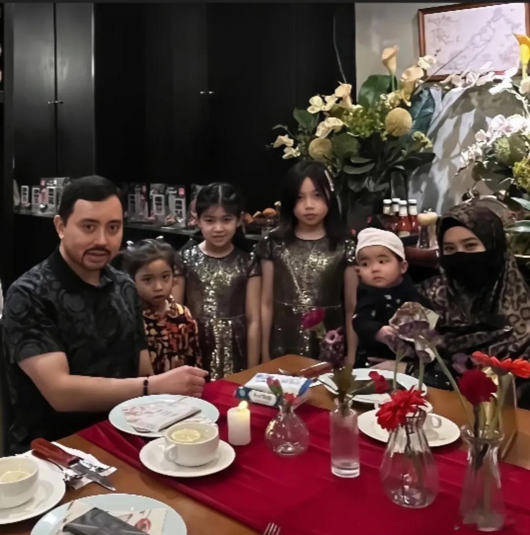 🇧🇳近日，马利克王子和拉比雅图王妃带着他们的四朵金花外出用餐。二王妃这口罩是