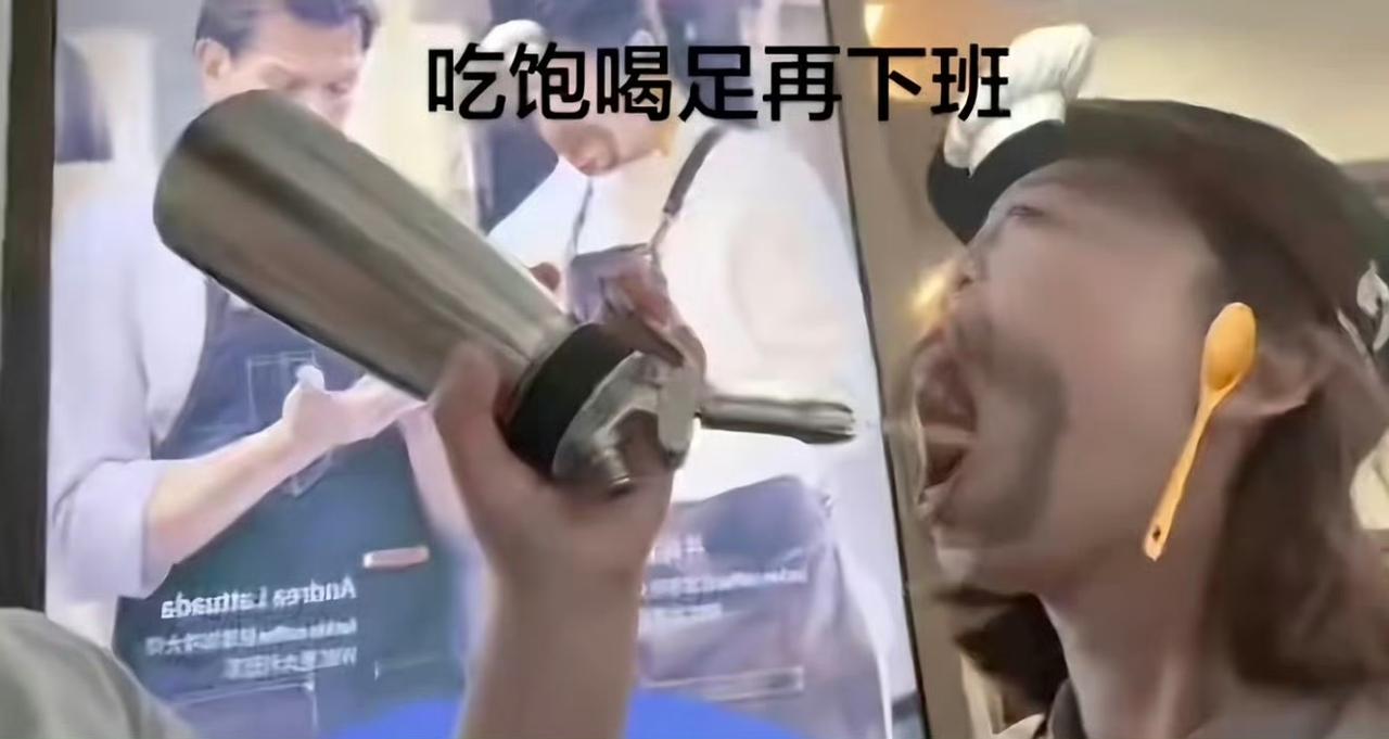 这事说出来估计不少人看完都得皱眉头，就是瑞幸门店里两个员工，在操作台拿着做饮品的