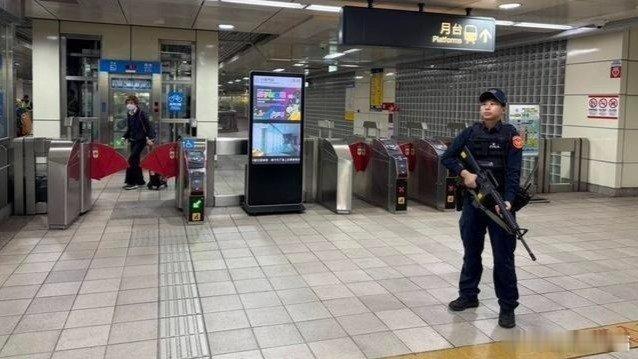 凤凰新闻【全城警戒！台北车站喋血4死11伤，逾千名警察进驻台北热点区域】海峡导报