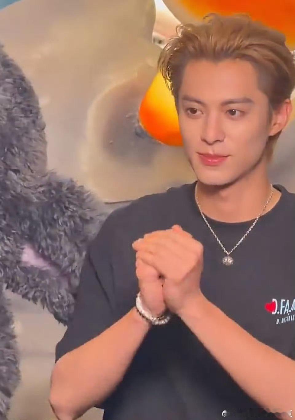 王鹤棣新加坡线下生图媒体原相机都扛得住的神颜！王鹤棣新加坡线下生图超能打，无滤镜