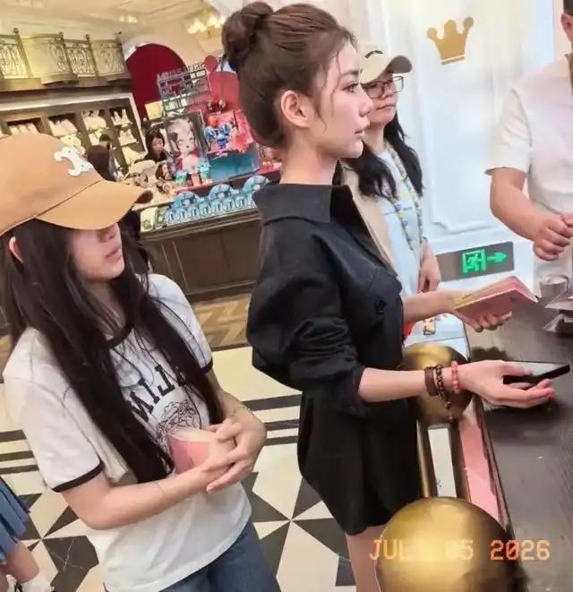 汪小菲马筱梅带娃逛环球影城，霖霖玥儿玩得超开心，玥儿还特别黏她 