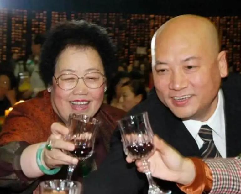 陈丽华告别仪式结束1天，令人担忧的事发生，迟重瑞被公然挑毛病

 
这场风波，其